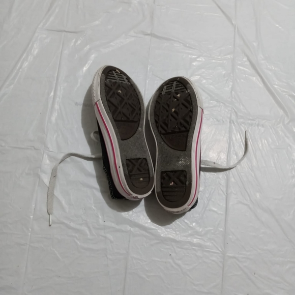 Girls Converse Size 12 - Picture 4 of 6